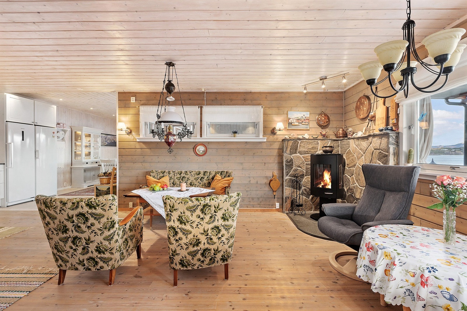 Stue/kjøkken i ett med koselig vedovn. Galleribilde