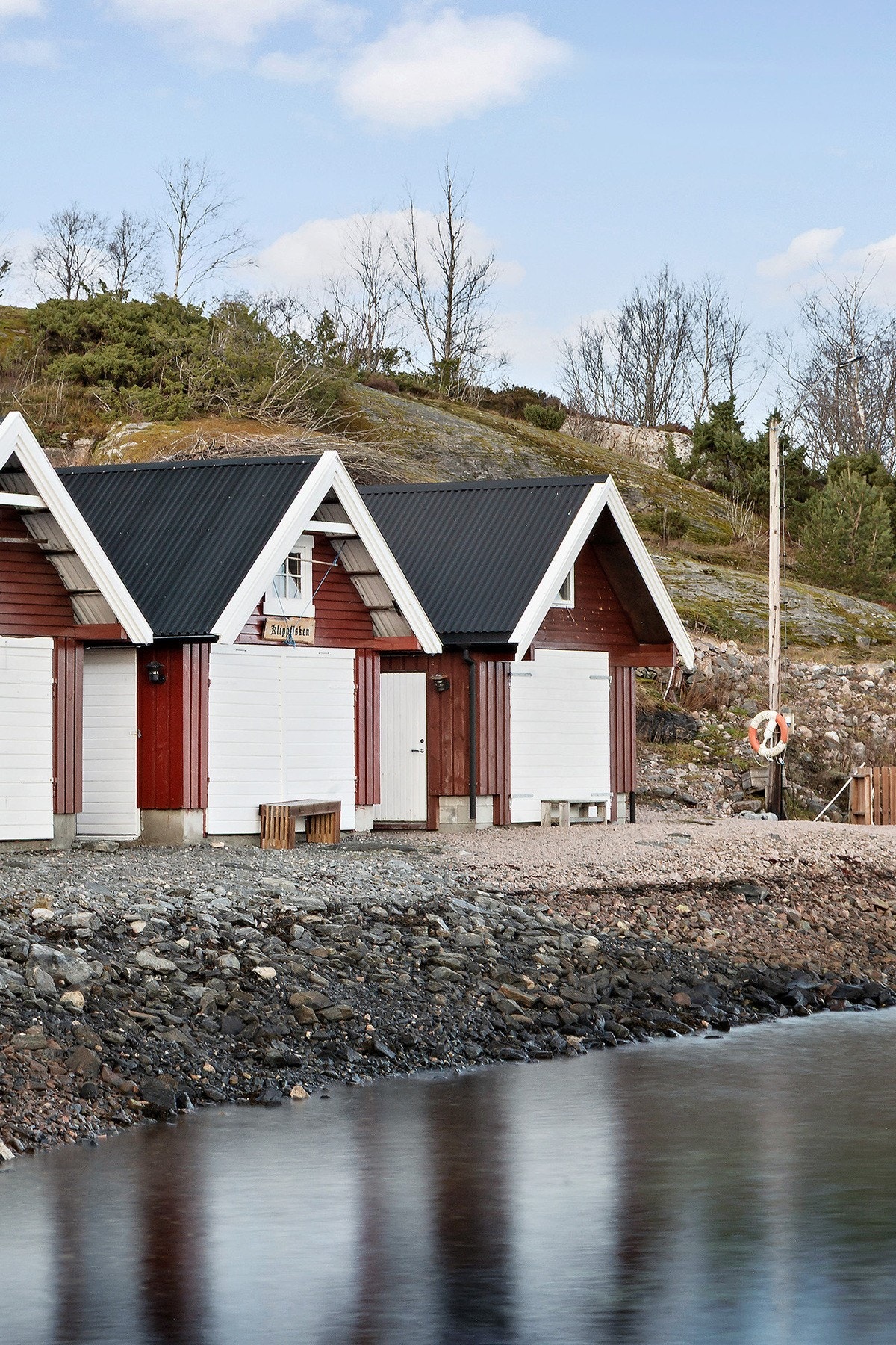Eiendommen har tilhørende naust på eget gårds- og bruksnummer. Galleribilde
