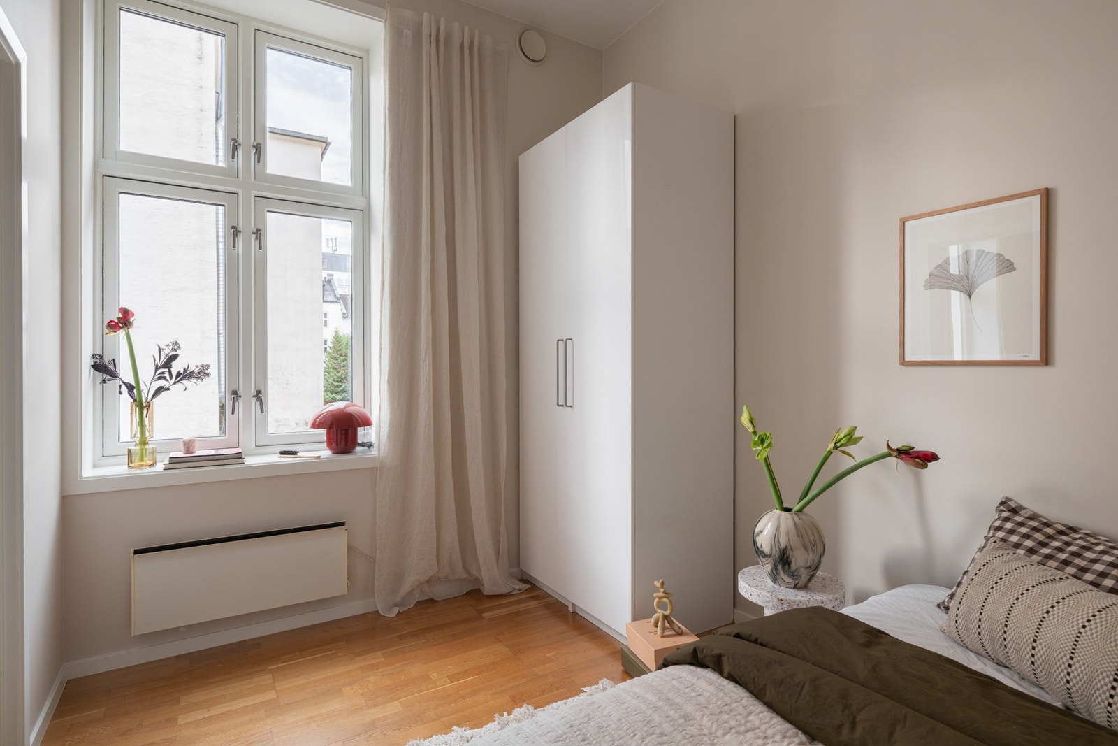 De store vindusflatene gir godt med naturlig lys til soverommet. Galleribilde