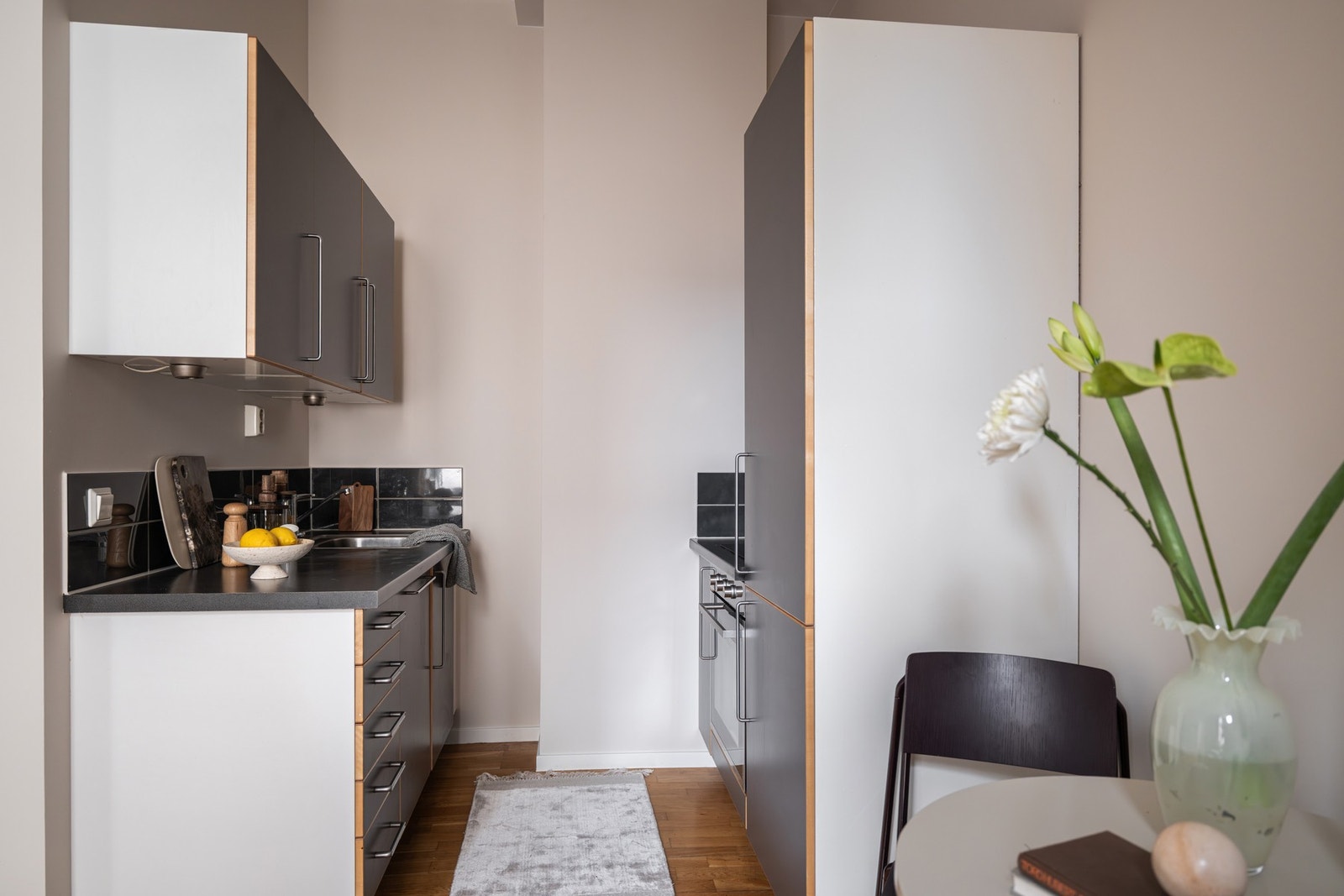 Her har du rikelig med skap- og benkeplass. Galleribilde