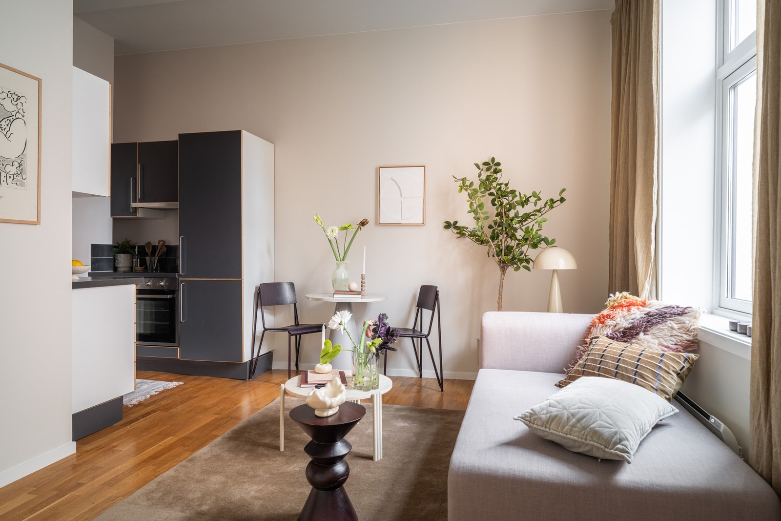 Dette er en romslig og innbydende leilighet sentralt på Sofienberg/Grünerløkka, perfekt for førstegangskjøpere. Galleribilde