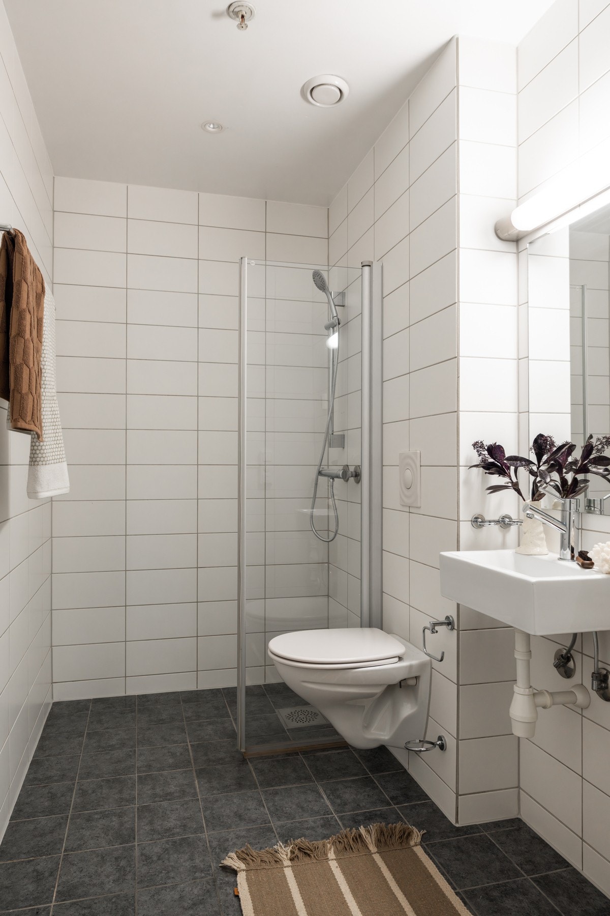 Leiligheten har et romslig og pent flislagt bad med gulvvarme. Galleribilde