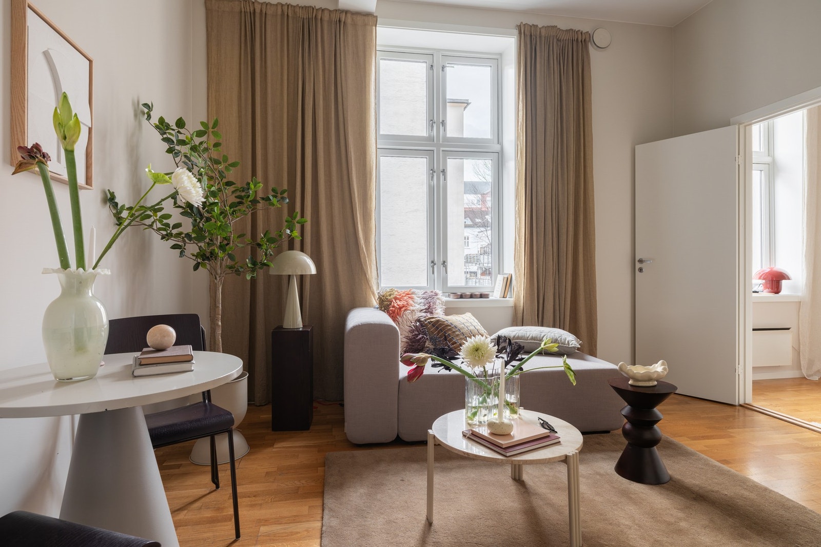 Leiligheten har klassiske detaljer som god takhøyde og store vindusflater som slipper inn godt med naturlig lys. Galleribilde