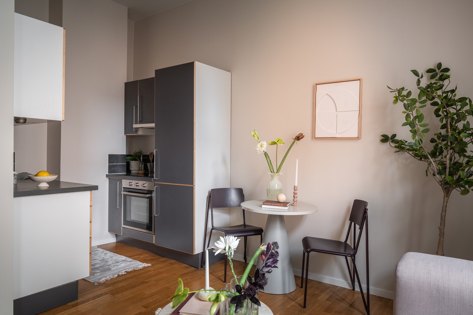 Stuen er romslig, med sosial og åpen stue/kjøkkenløsning. Galleribilde