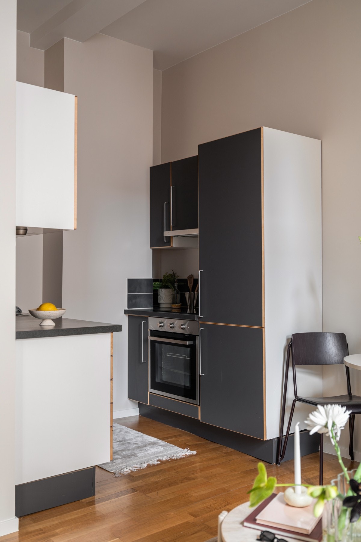 Kjøkkenet er praktisk plassert i et eget hjørne av stuen. Galleribilde