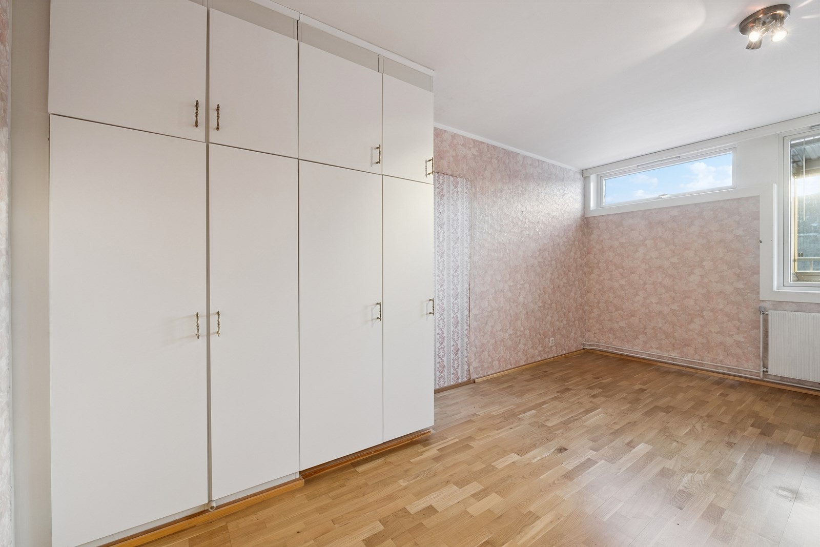 Soverommet har godt med skapplass Galleribilde