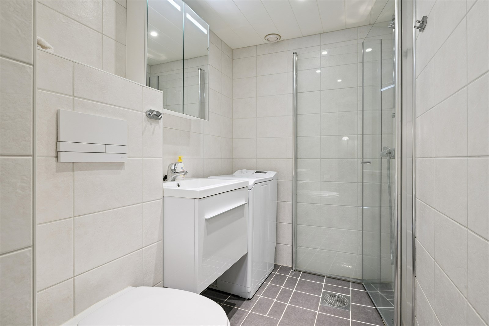 Pent flislagt bad med varmekabler Galleribilde