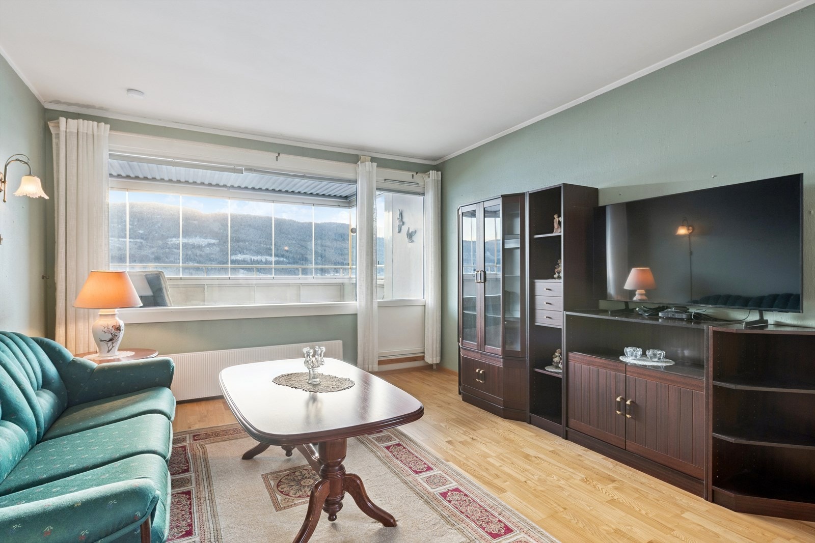 Stue med utgang til innglasset solrik balkong Galleribilde