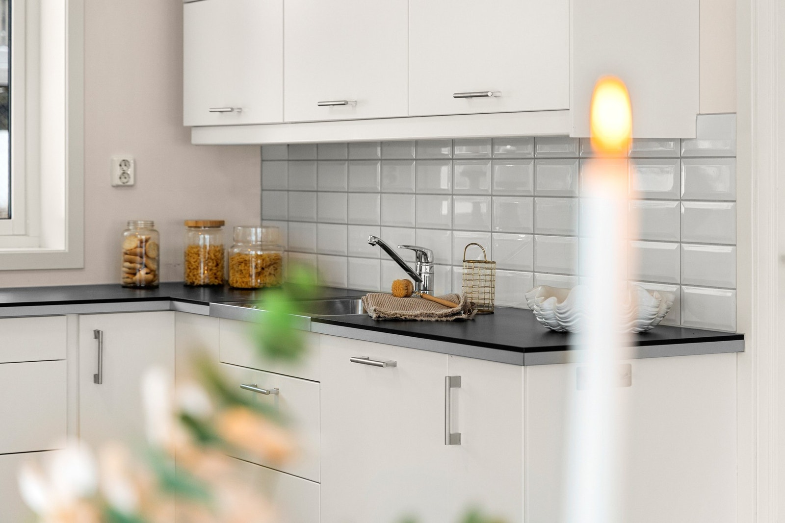 Kjøkkenet har integrerte hvitevarer, holder god standard og er gitt tilstandsgrad 1 av takstmann (TG1) Galleribilde