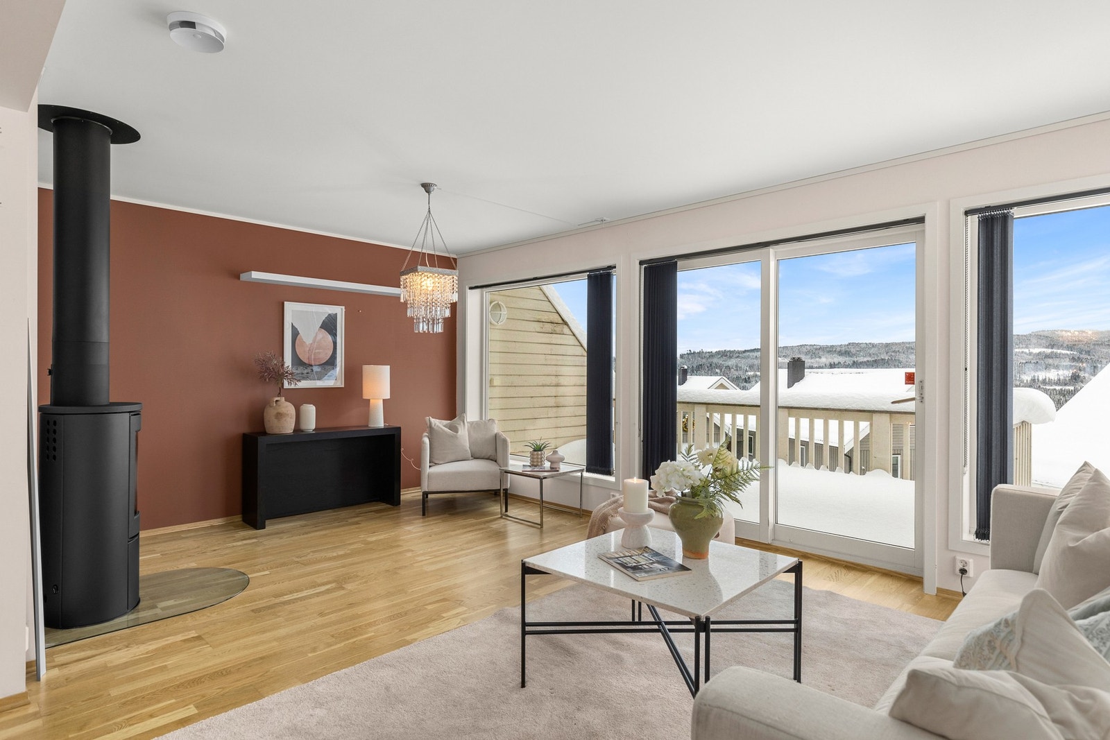 Boligens store vindusoverflater gir godt med naturlig lysinnslipp. Galleribilde