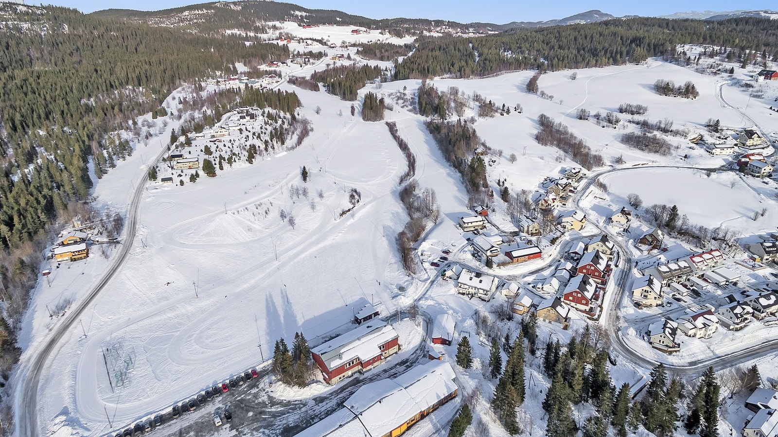 Ved Bratsberg Idrettsanlegg finnes kunstgressbane, lekeapparater, sittegrupper og grøntareal hvor små og store kan boltre seg. Galleribilde