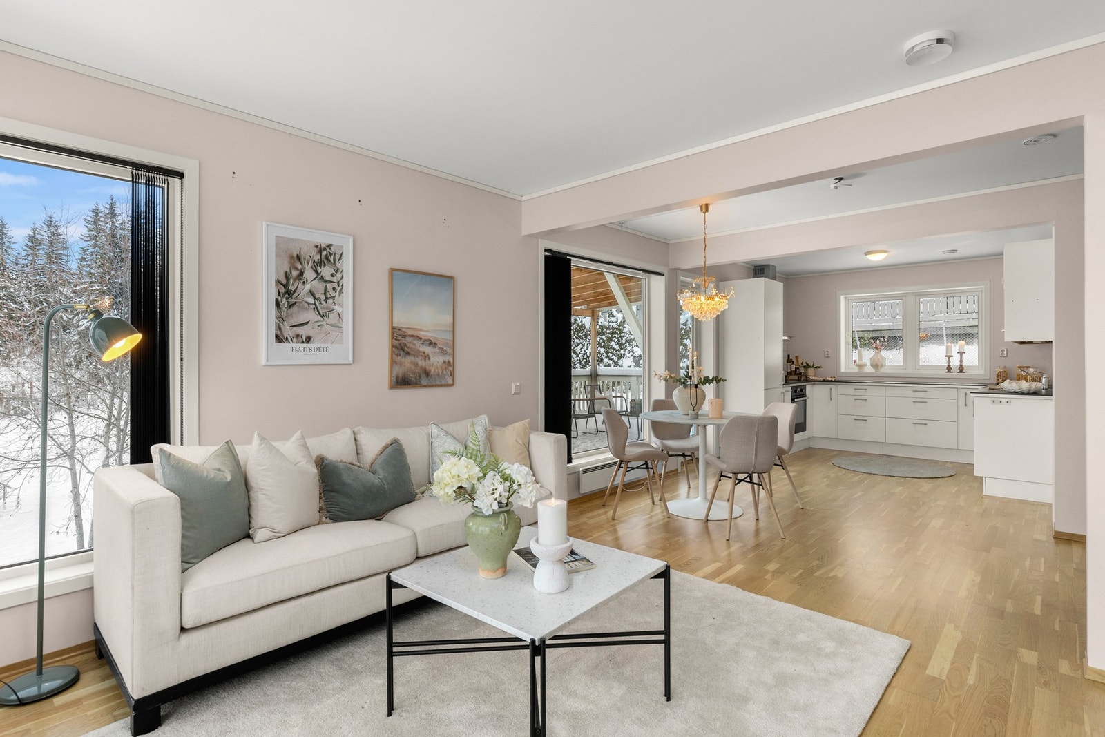 Luftig og fin stue som går i lyse fargetoner. Galleribilde