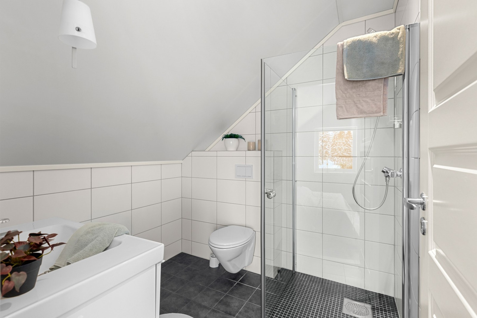 Bad i loftetasje på 4,9 kvm. Galleribilde