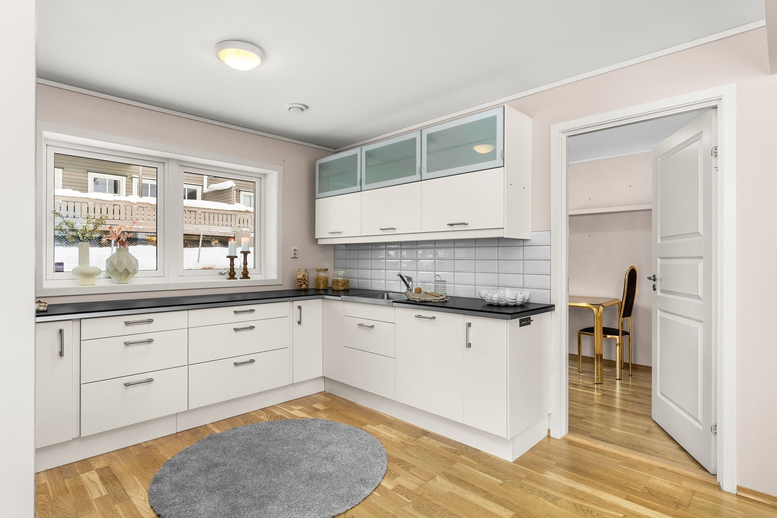 Pent og stilrent kjøkken med rikelig skap- og benkeplass Galleribilde