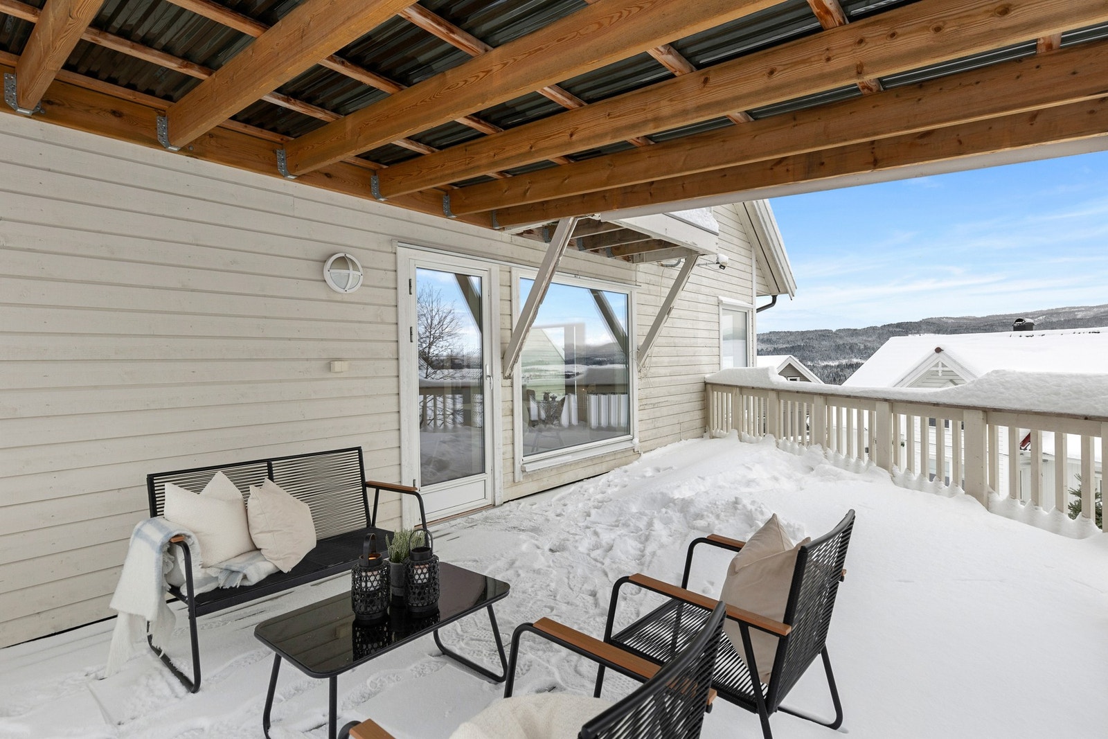 Stor overbygd terrasse. Galleribilde