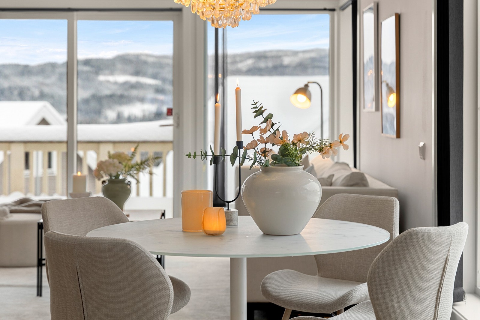 Fra stuen er det utgang til stor balkong Galleribilde