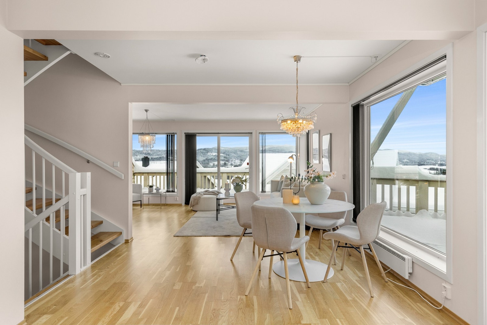 Fra stuen er det fin utsikt over landlige omgivelser Galleribilde