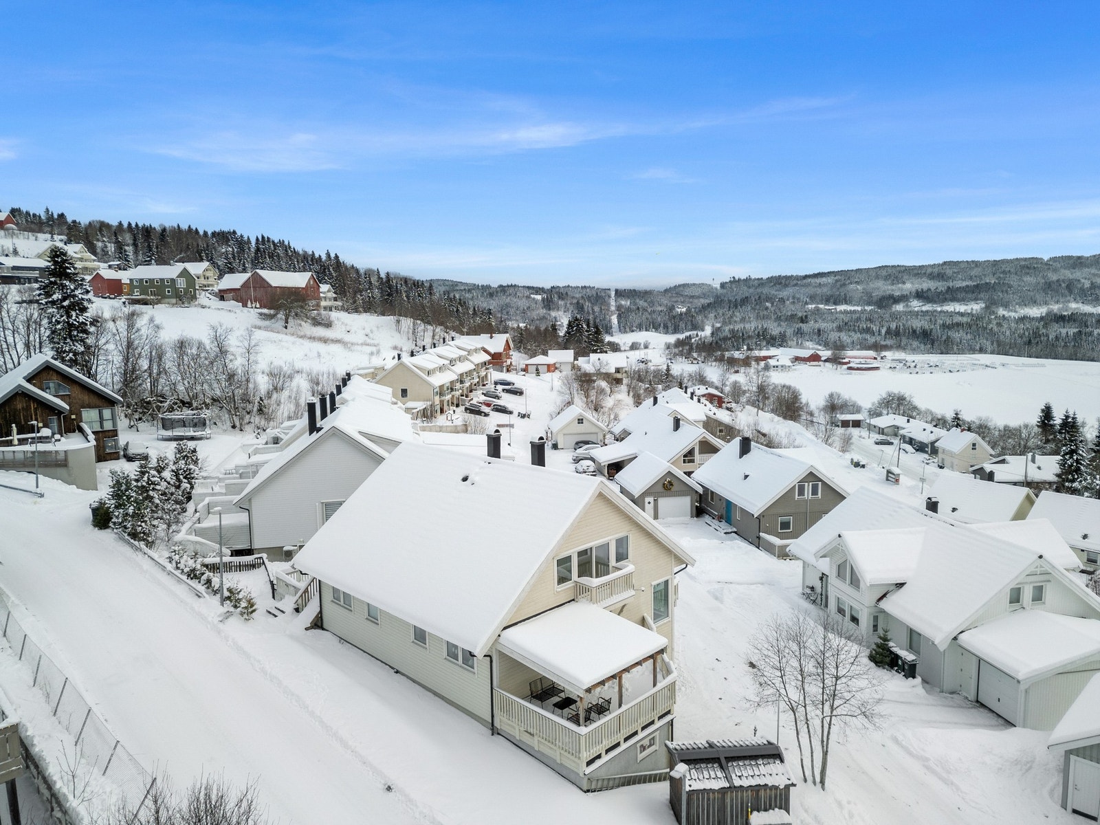 Fasade - boligen ligger i enden av rekken og har en pent opparbeidet tomt. Galleribilde