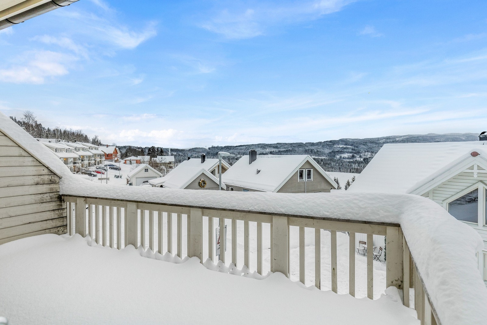 Romslig balkong med flott utsikt. Galleribilde