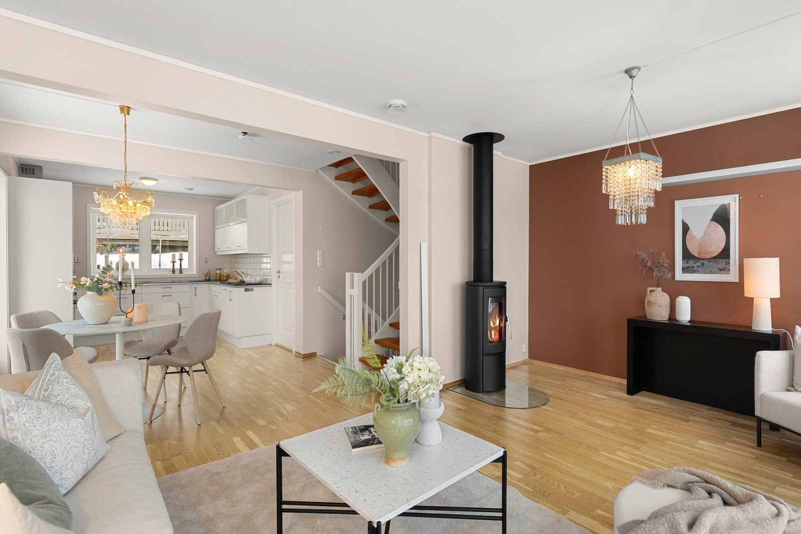 Stuens størrelse gir flere møbleringsmuligheter og plass til stor sofa. Galleribilde