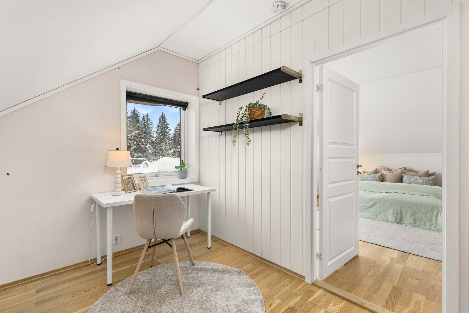 Soverom tilknyttet loftstue som brukes som kontor per dag. Galleribilde