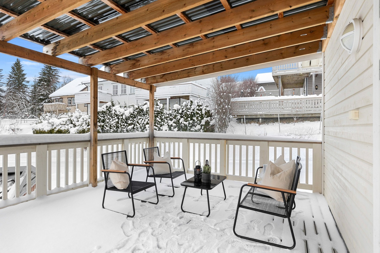 Her har man god plass til ønsket ute møblement. Galleribilde