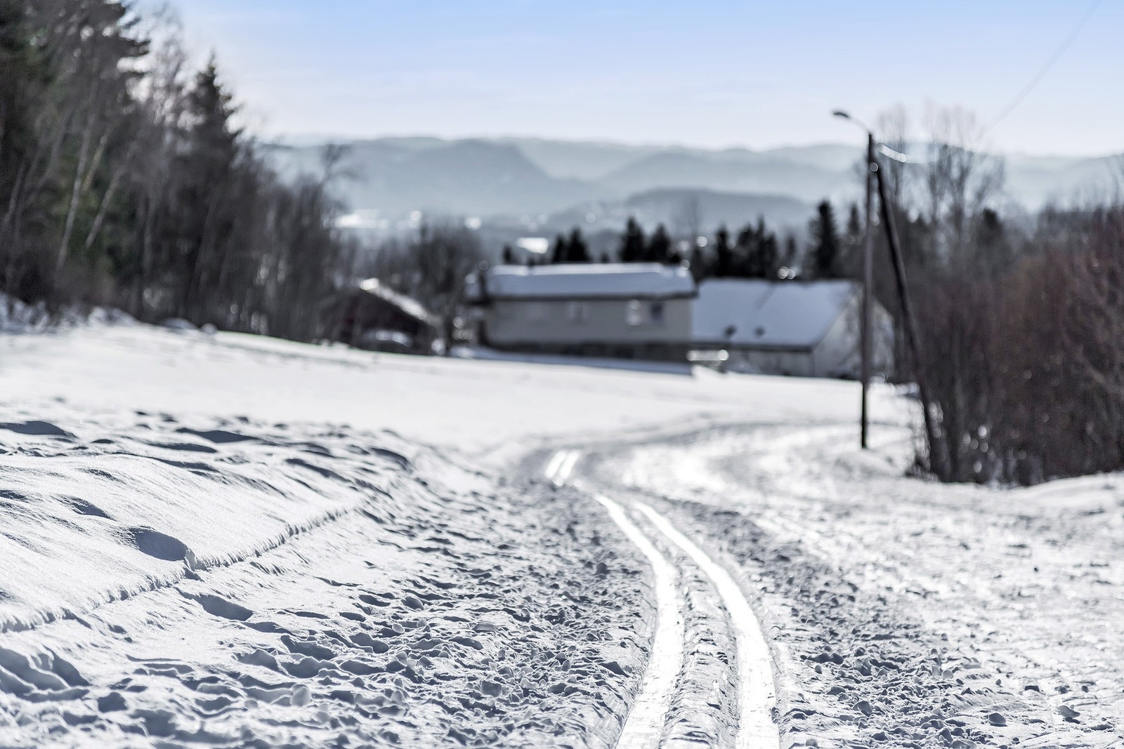 På vinterstid kan man ta med seg skøytene til Bratsberg skole for en runde på skøytebanen, eventuelt ta en skitur i lysløypa. Galleribilde