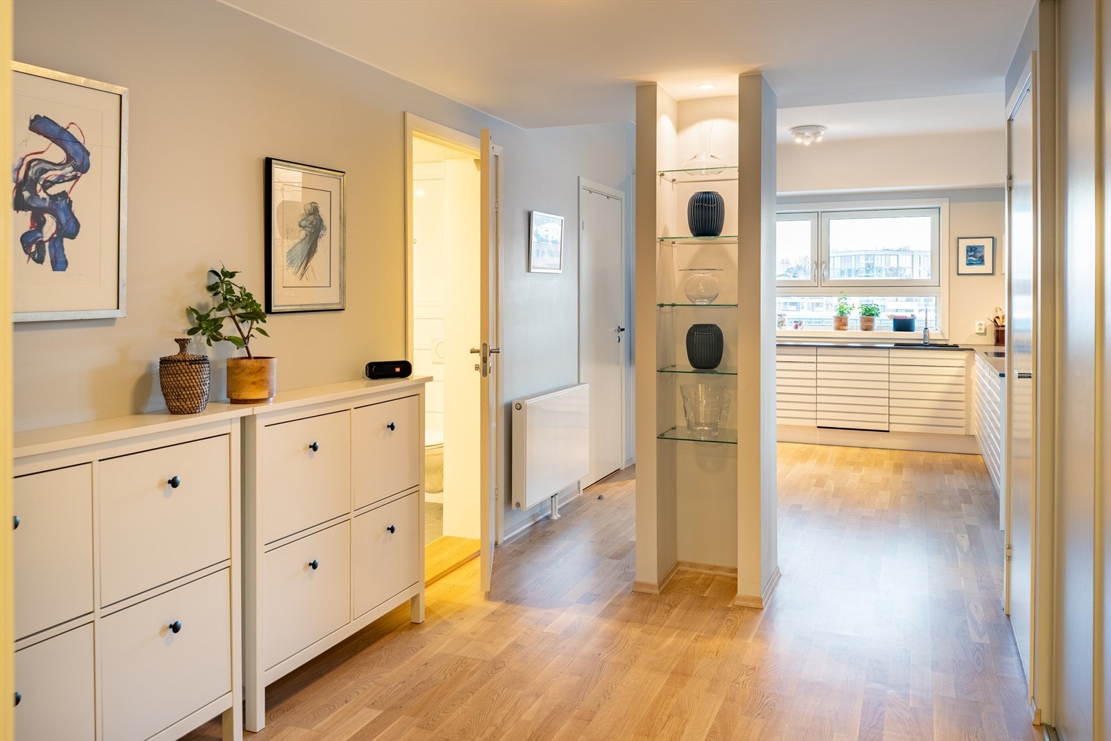 Entreen fremstår romslig på hele 11 m². Til høyre i bildet, før kjøkkenet, kan du se døren inn til leilighetens interne bod. Galleribilde