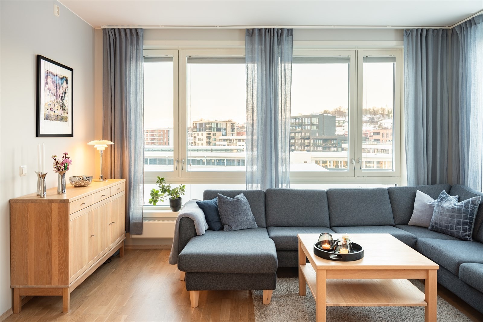 De store vindusflatene sørger for rikelig med lysinnslipp. Galleribilde