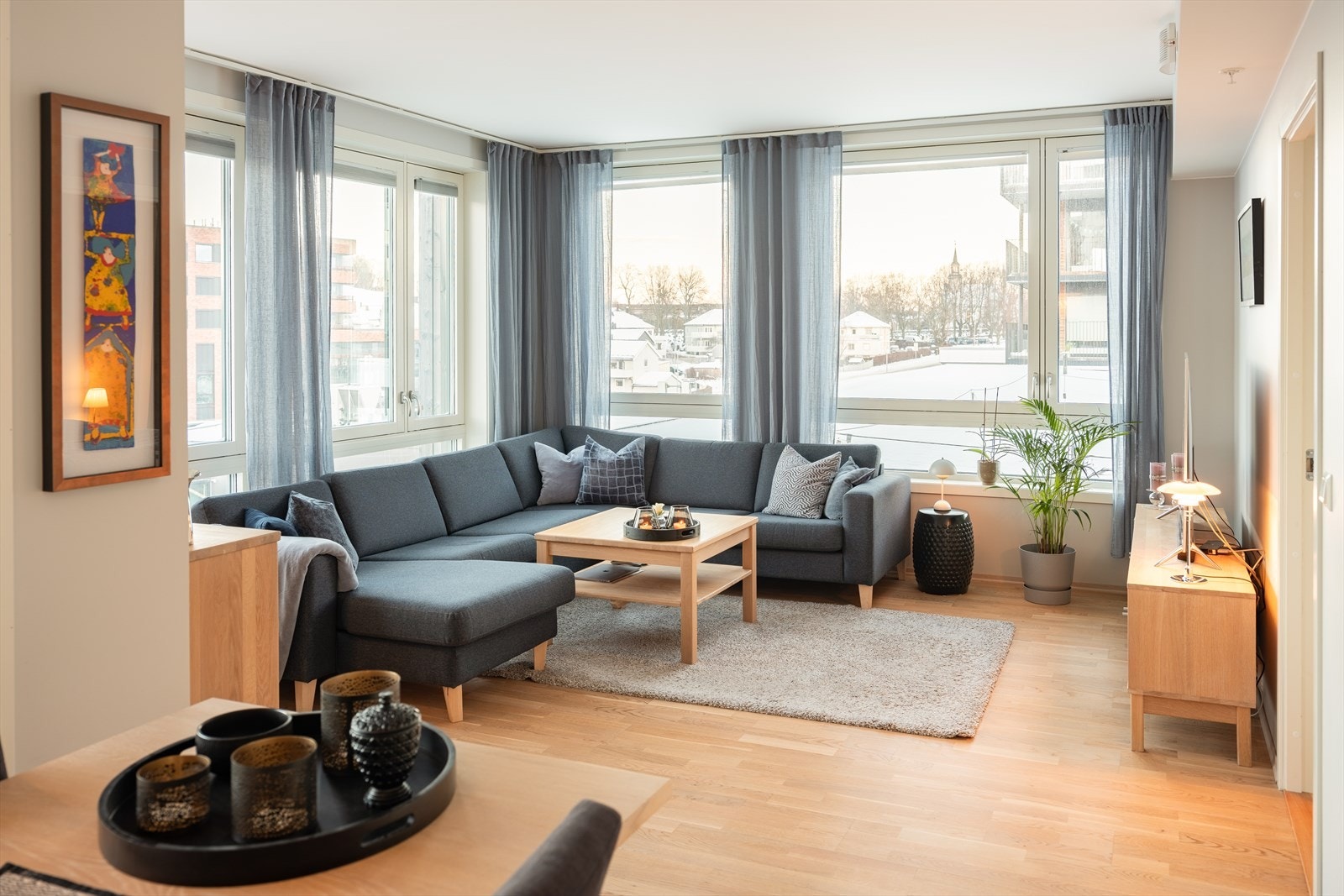 Velkommen til Ladeveien 21, en meget innbydende og moderne selveierleilighet med glimrende beliggenhet i 5. etasje på Lilleby! Galleribilde