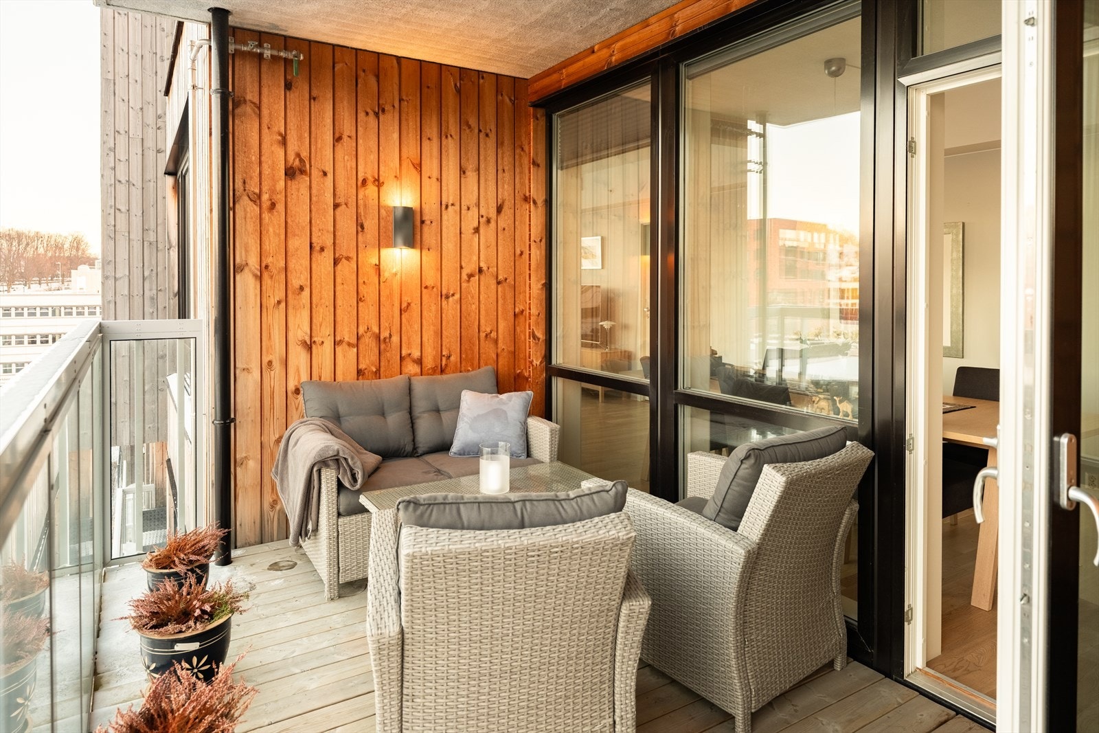 Fra spisestuen er det utgang til en herlig balkong på 10 m². Galleribilde