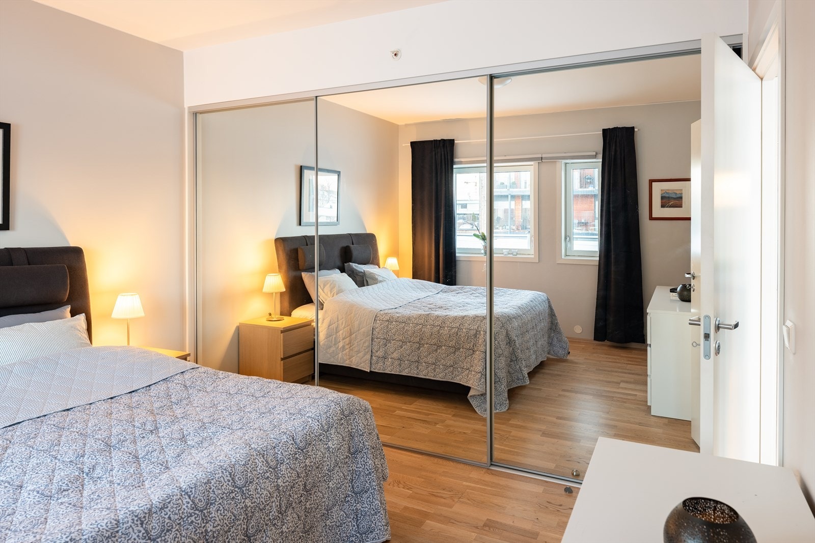 Her er det en romslig og praktisk skyvedørsgarderobe med speil. Galleribilde