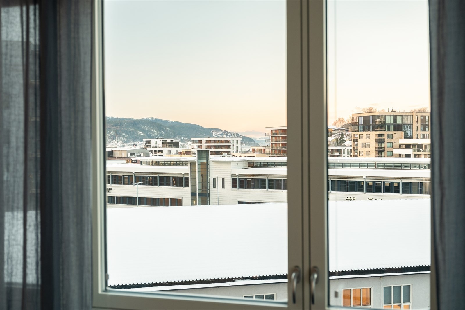 Leilighetens beliggenhet i 5. etasje og i selve boligfeltet, sørger for en flott utsikt, samtidig som det også er lite innsyn fra omkringliggende bebyggelse. Galleribilde