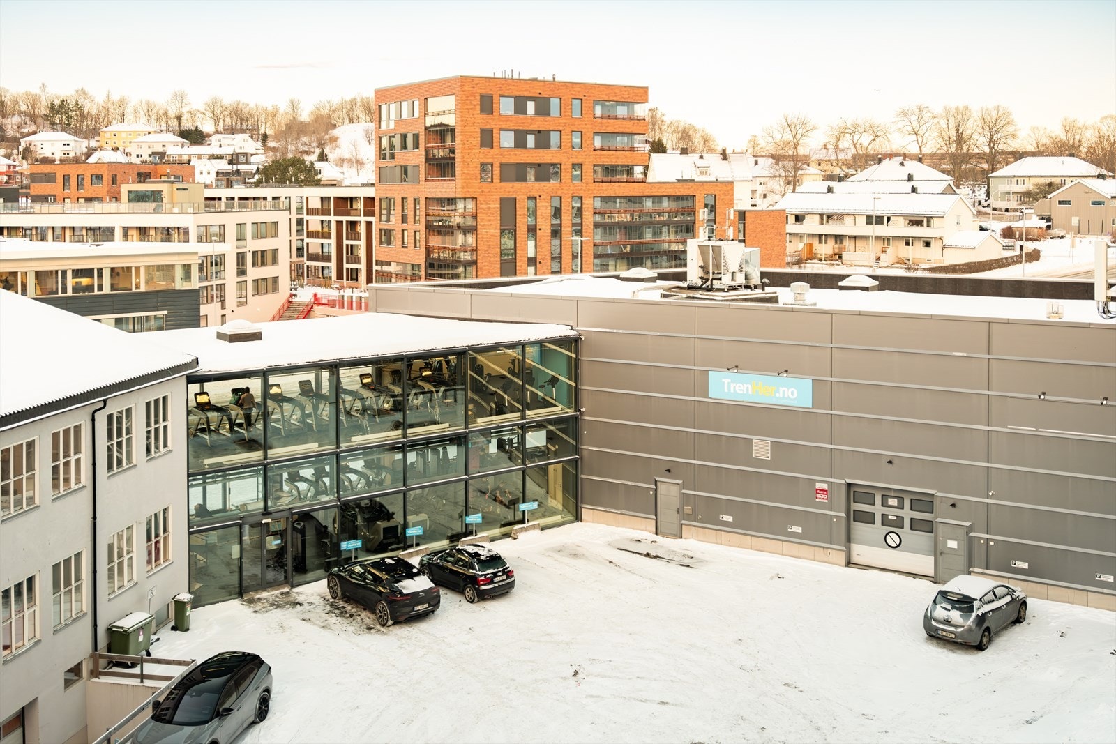 Like utenfor blokken finner du både treningssenteret TrenHer og nærmeste bussholdeplass. Galleribilde