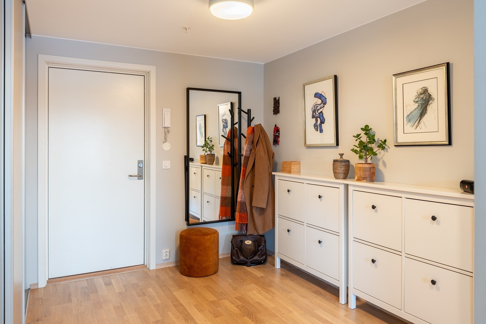 Her er det gode oppbevaringsmuligheter i både skoskap og skyvedørsgarderobe. Galleribilde