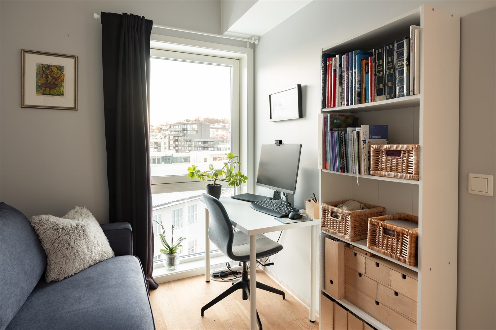 Leilighetens andre soverom måler 7 m² og fungerer fint som både gjesterom og kontor. Galleribilde