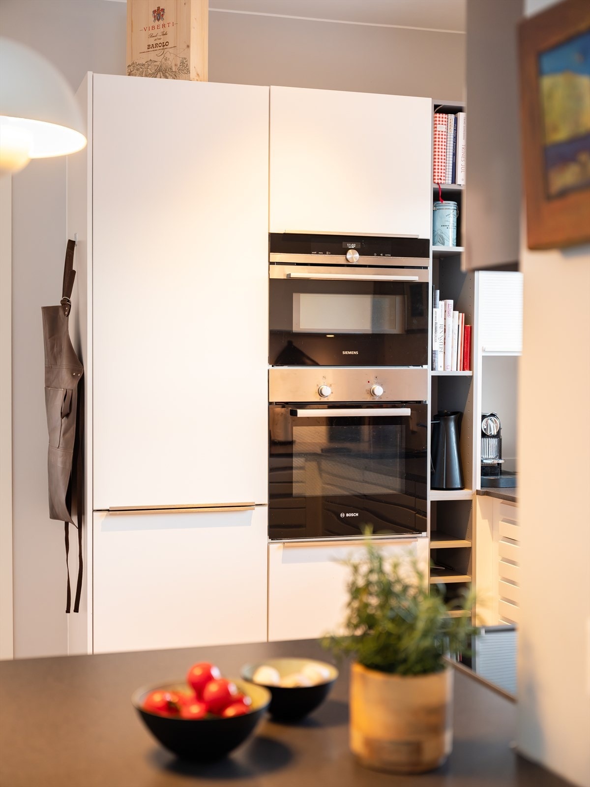 Av hvitevarer er det stekeovn fra Bosch, mikrobølgeovn fra Siemens, samt platetopp, kjøleskap, oppvaskmaskin og ventilator. Galleribilde