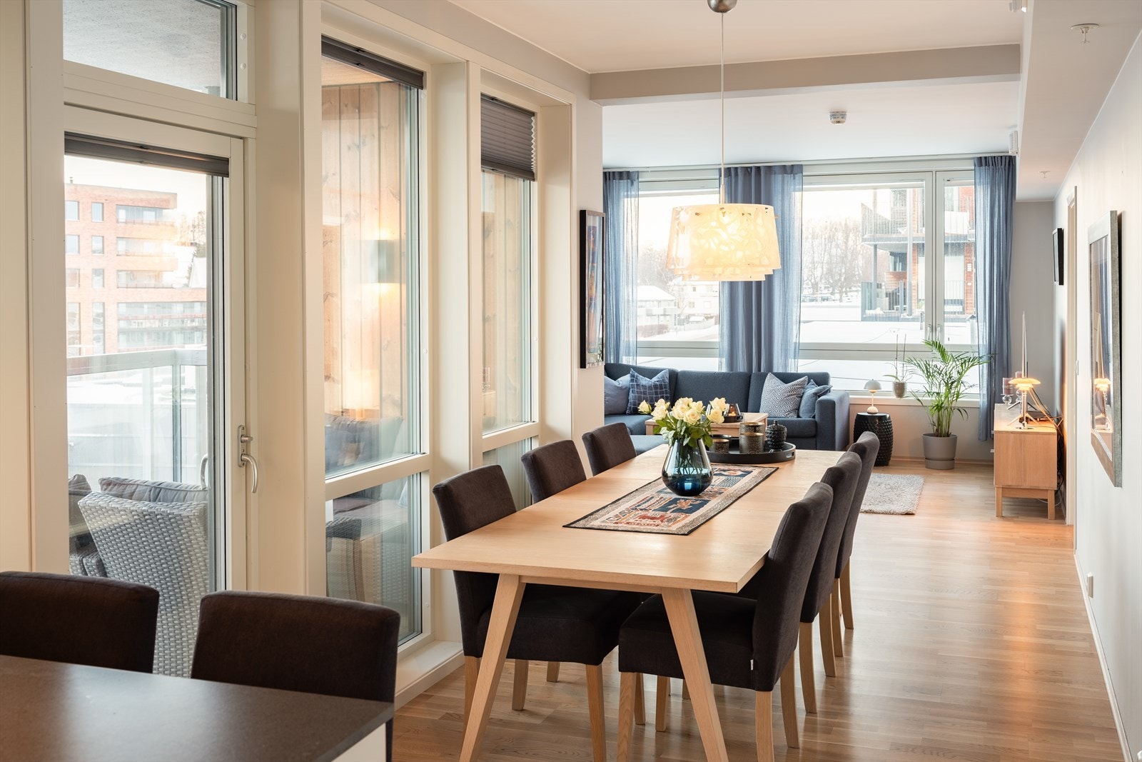 Det er god plass til en sittegruppe som kan utvides til et ekstra langt spisebord når venner eller familie inviteres på middag. Galleribilde