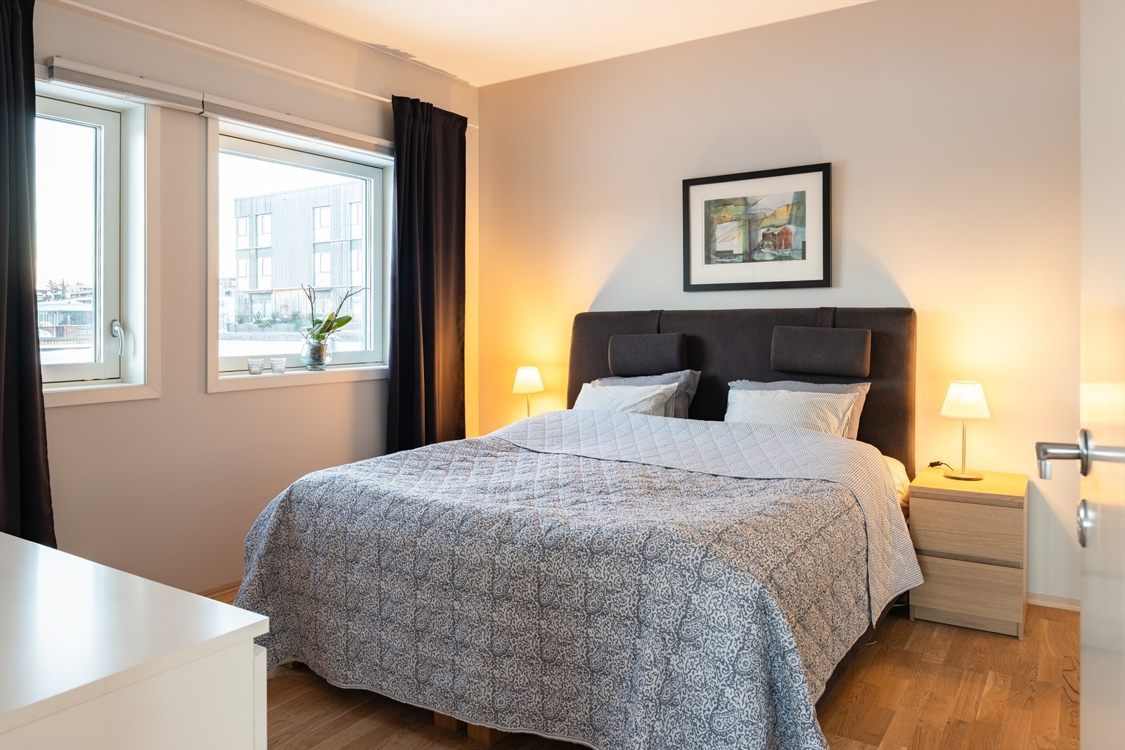 Leiligheten har to soverom. Hovedsoverommet fremstår luftig og måler totalt 16 m², hvorav ca. 3 m² er garderobe. Galleribilde