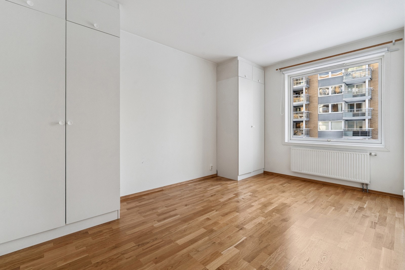 Hovedsoverom med garderobeskap. Plass til dobbeltseng. Galleribilde