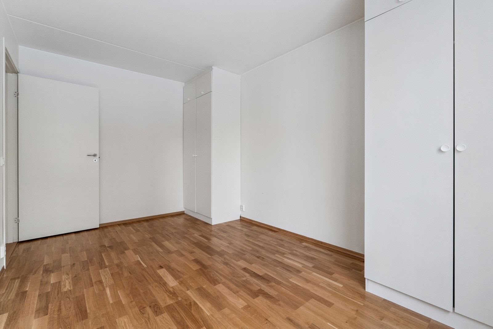 Hovedsoverom med gaderobeskap. Galleribilde