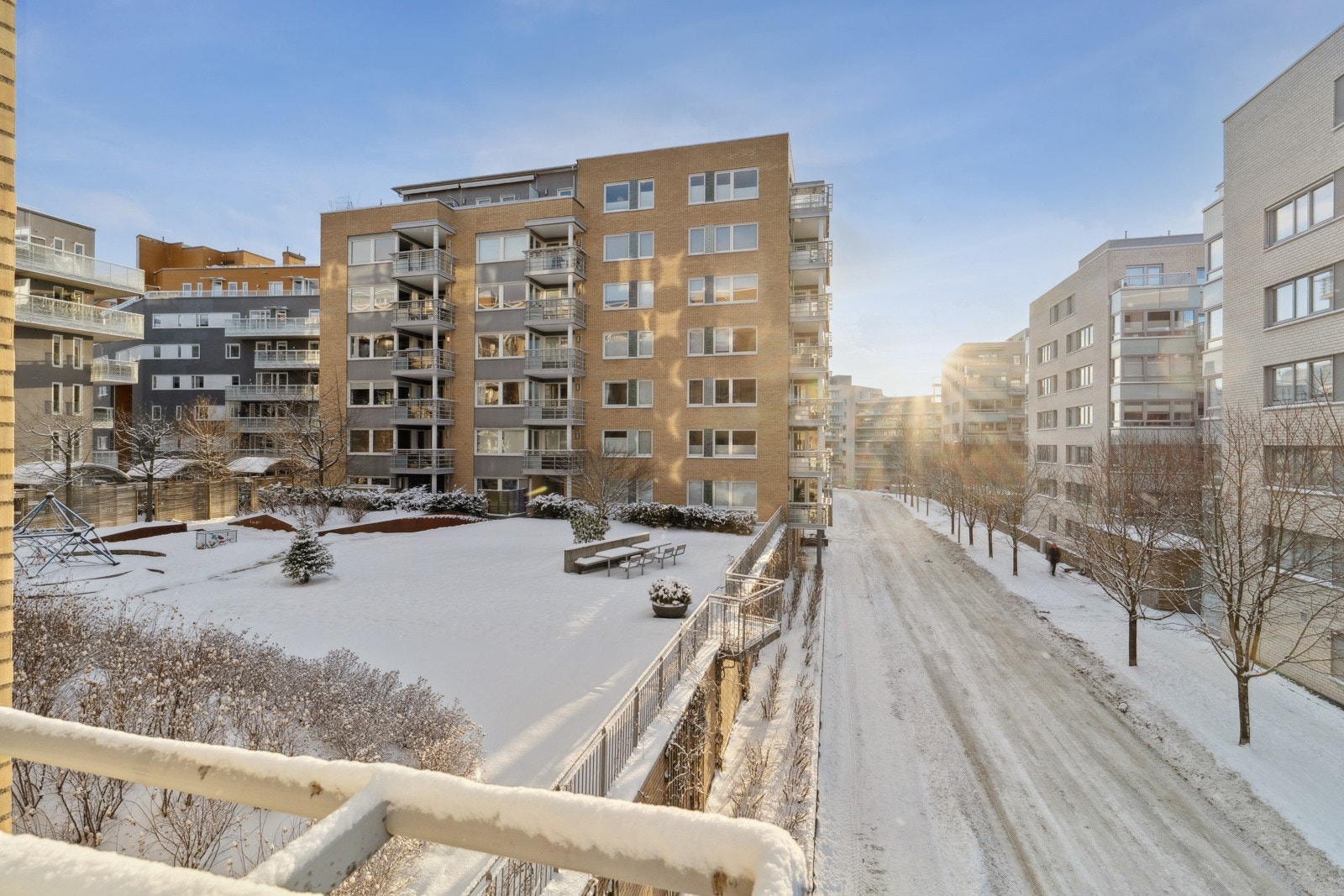 Utsyn mot fellesområder fra balkongen og stuen. Galleribilde