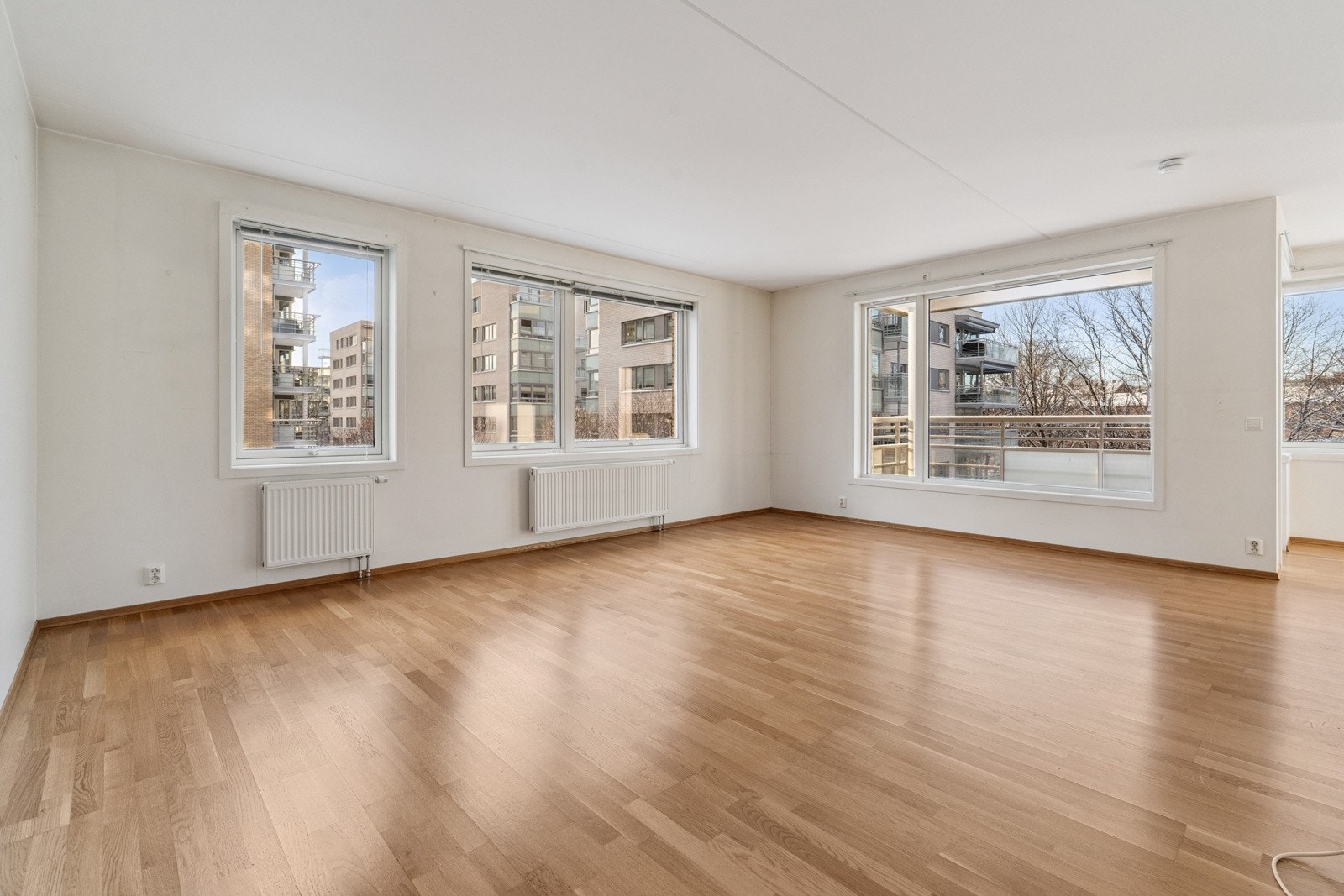 Hjørneleilighet med gode lysforhold. Parkettgulv og malte flater. Galleribilde