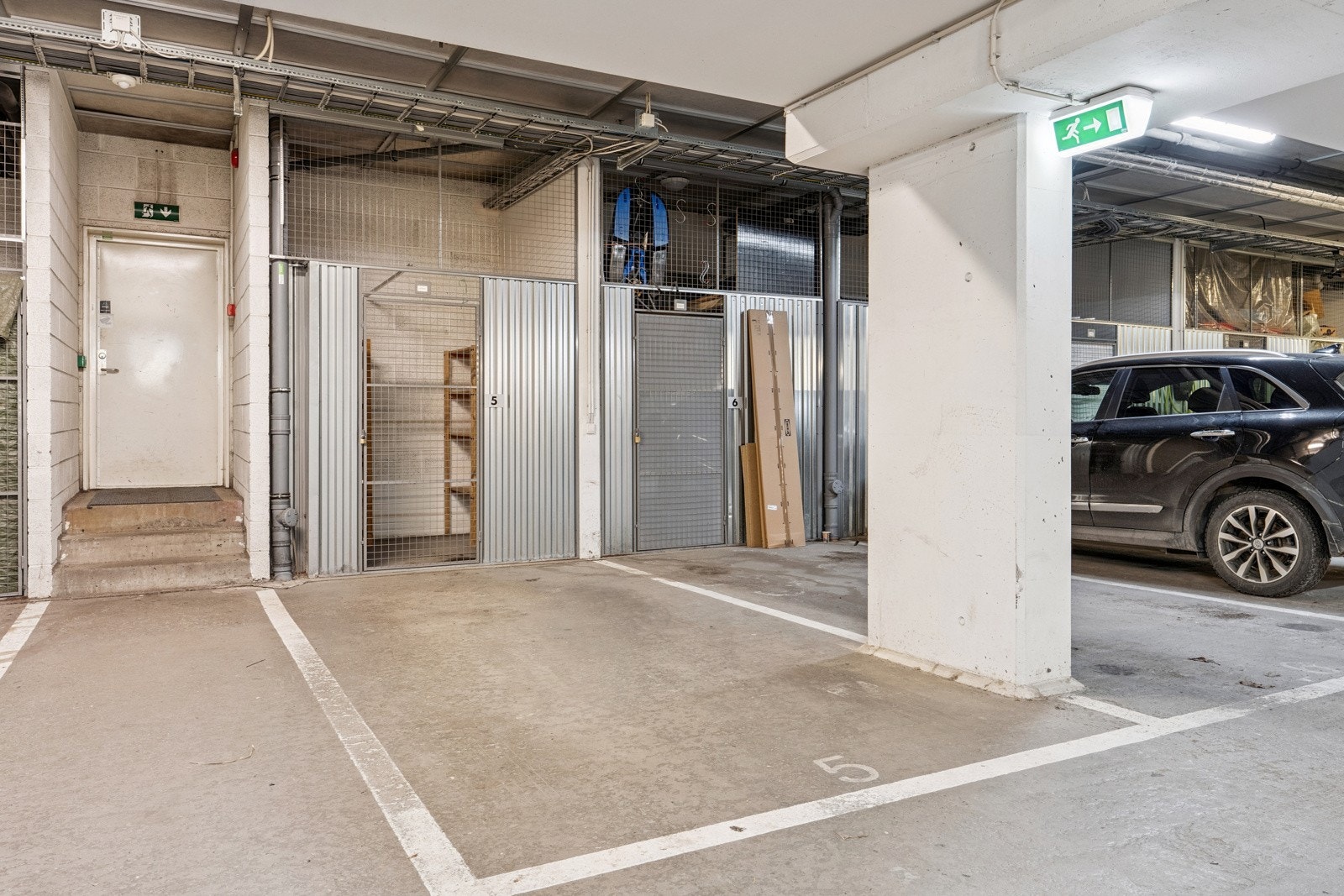 Garasjeplass i garasjekjeller under bygget med praktisk bod. Mulighet for el-billader. Galleribilde