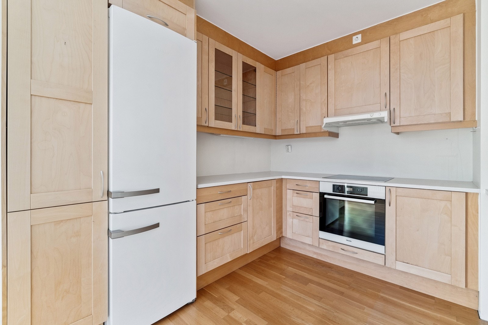 Men kjøkkeninnredning med hvitevarer som følger ved salg. Galleribilde