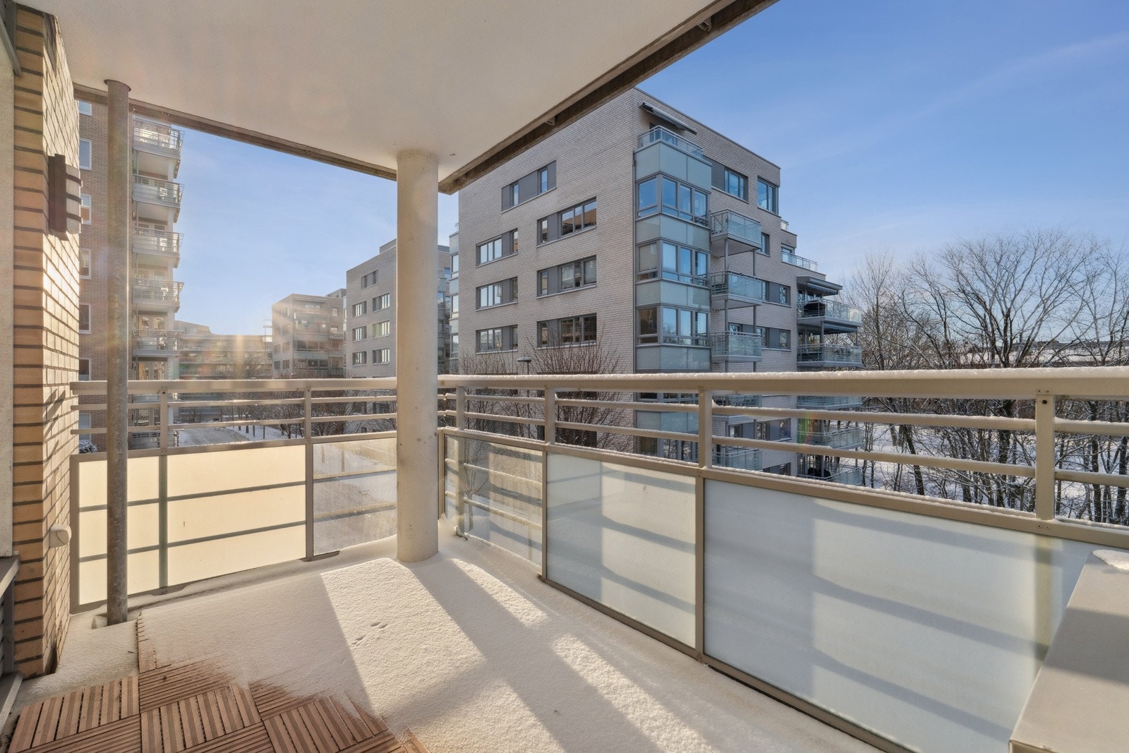 Balkong vendt mot vest. Galleribilde