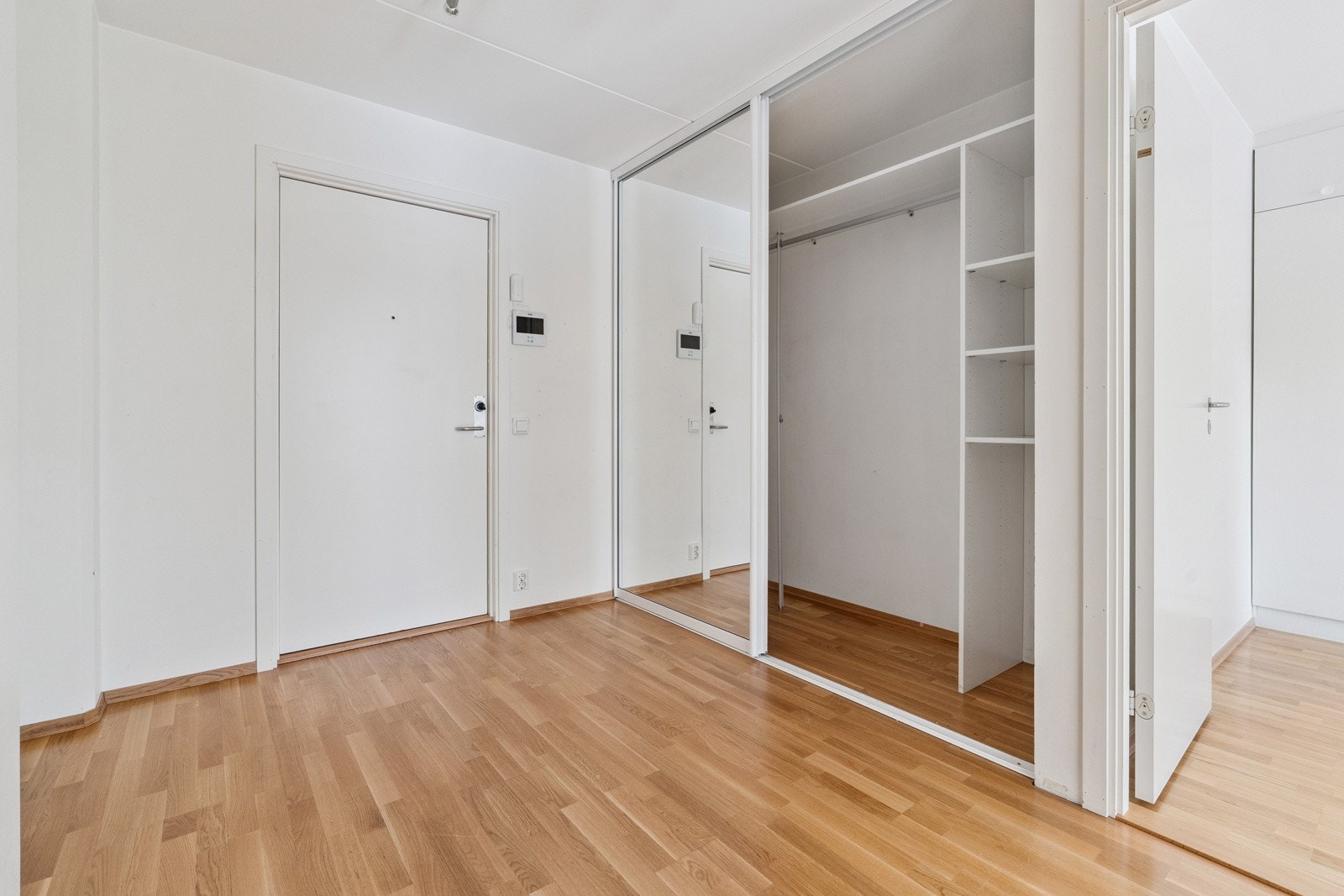 Entré med skyvedørsgarderobe for klesoppbevaring. Galleribilde