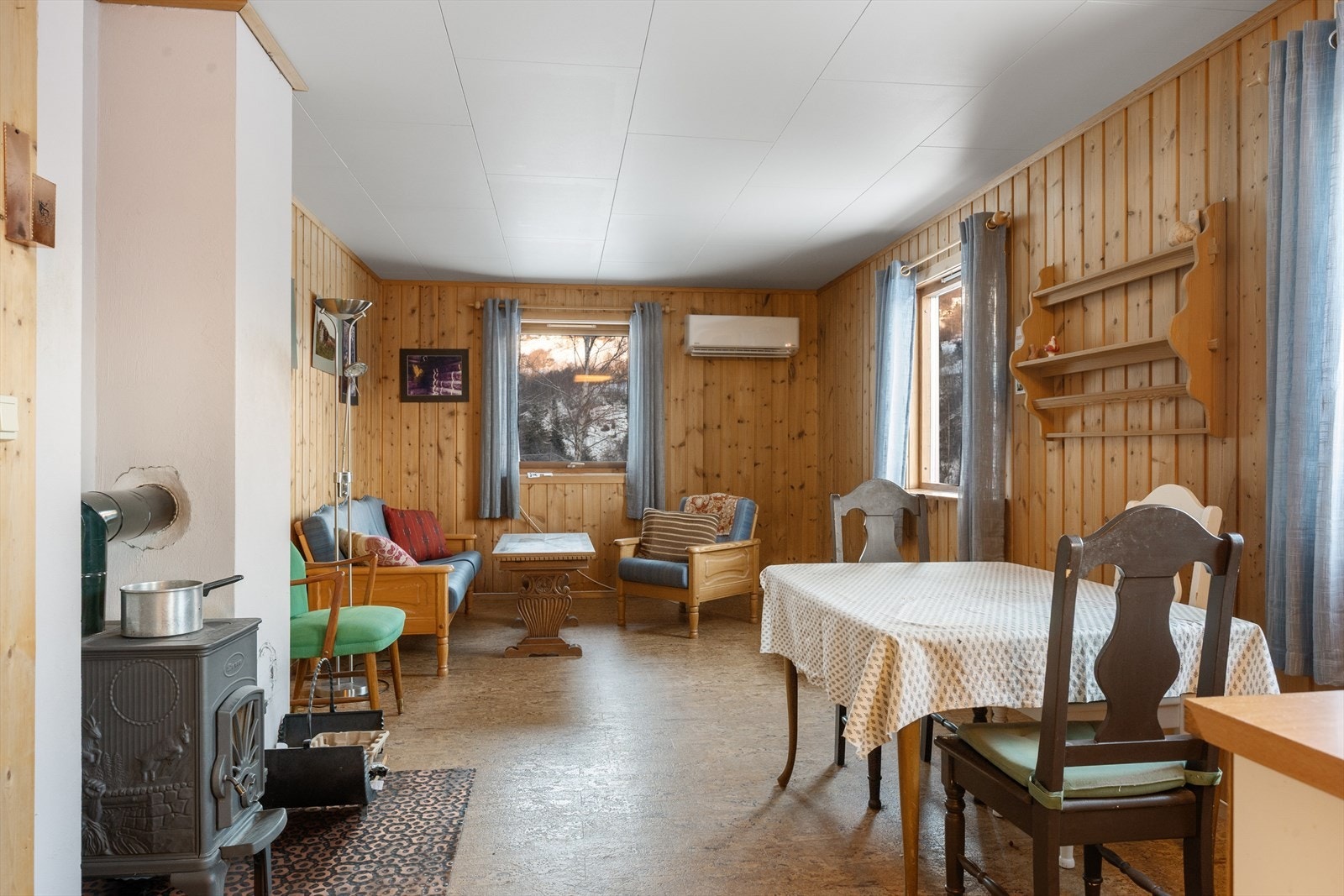 Stue og kjøkkenkrok ligger i åpen løsning. Galleribilde