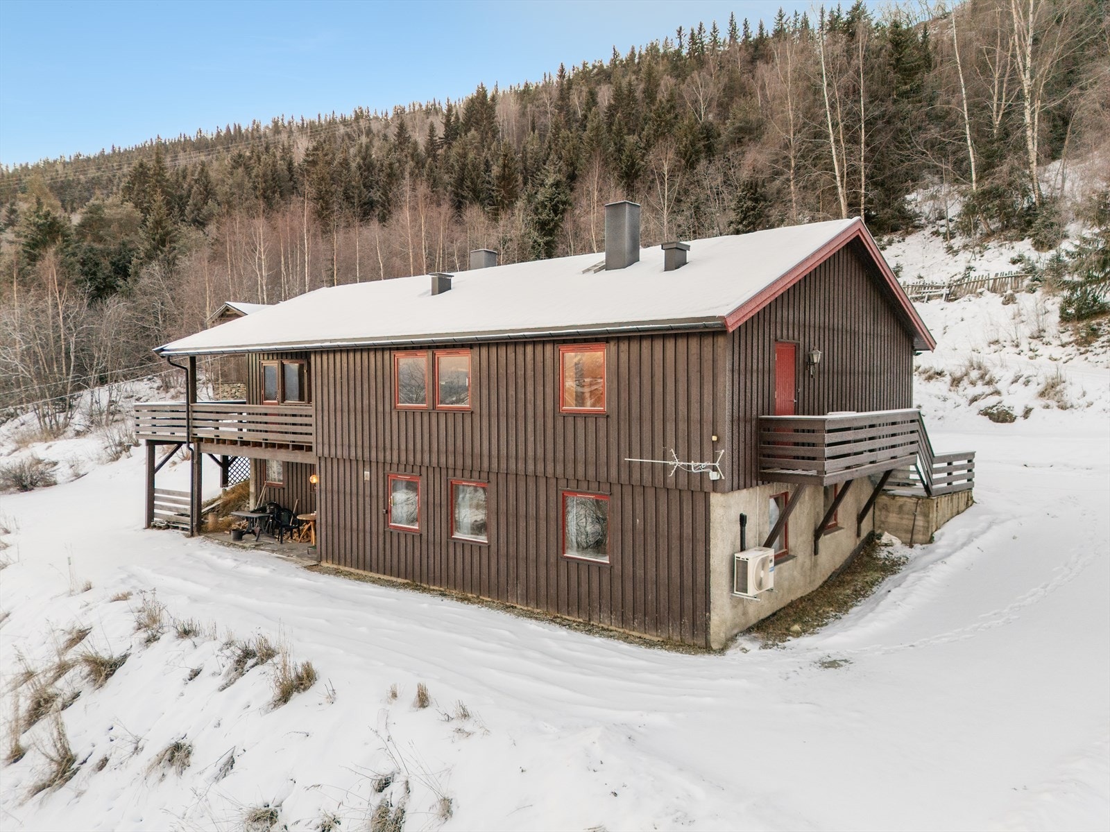 Hølvegen 25 er et småbruk med landlig og usjenert beliggenhet. Galleribilde