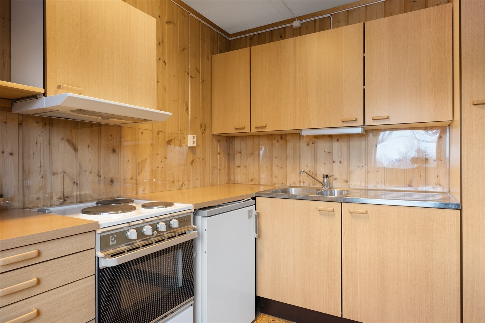 Det er plass til frittstående komfyr og kjøleskap. Galleribilde